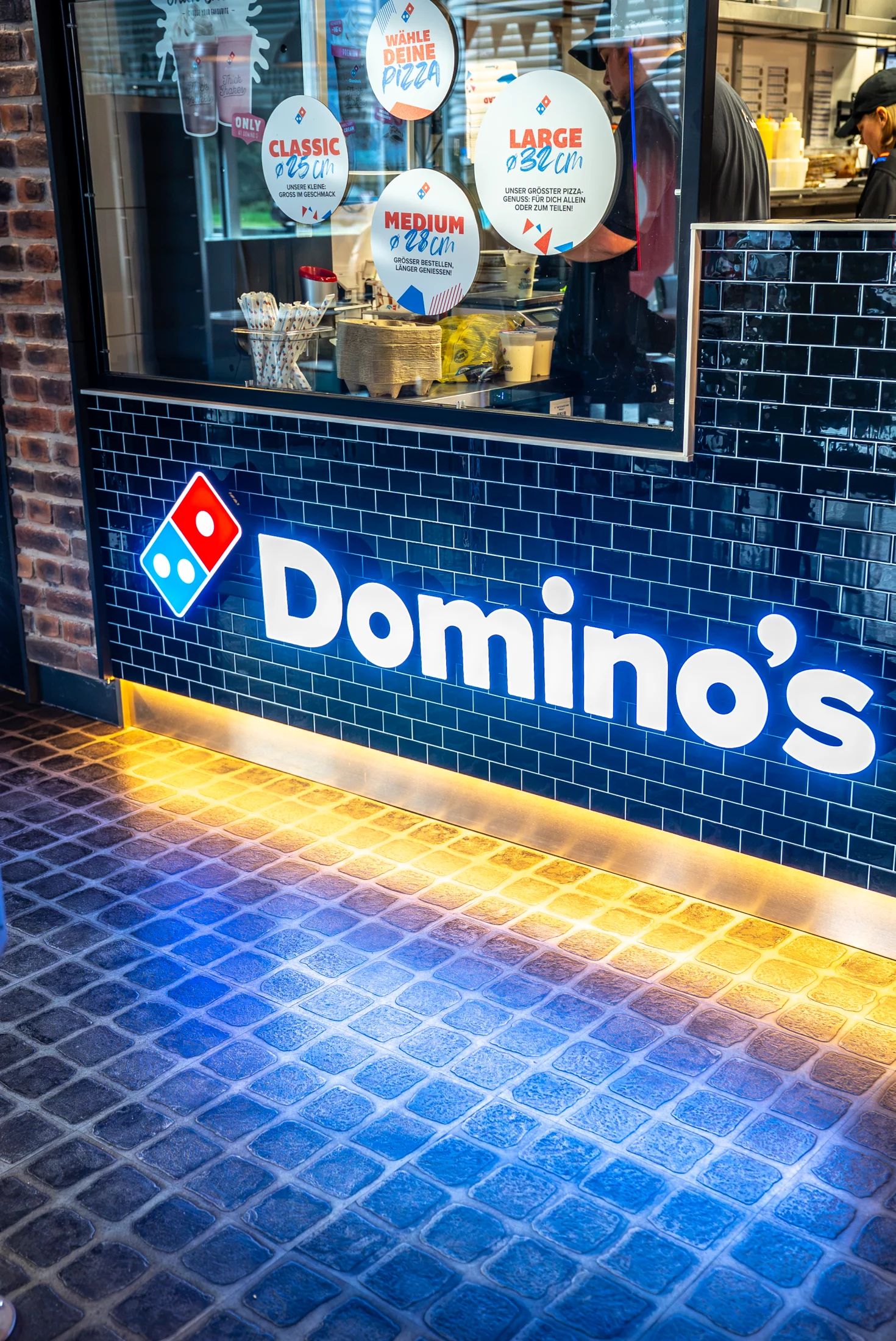 Domino’s-Theke bei Lex Bramsche mit beleuchtetem Logo